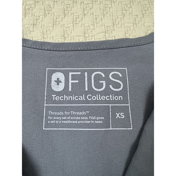 Figs Casma Three Pocket Scrub Top Womens XS‎ Light Gray Nurse Stretch Shirt - Picture 2 of 8